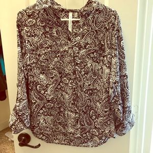 Woman’s long sleeve blouse 👚 size medium